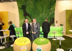 Andreas Borgers (l) en Bert Barmans (r) van Zespri voor de Gold en Green-kiwi's.