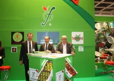 De groene stand van Fruitnet. Uiterst rechts, de directeur Roland Garrigigues. In het midden Michel Corfontaine.