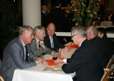Cees den Hollander, Leo Welschen, Anton Rutten en Joop van den Berg in gesprek.