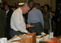 Jan Meijer van Lutgo aan het buffet.