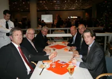De burgemeester en wethouder uit Barendrecht en een aantal medewerkers van Rabobank RMIJ.