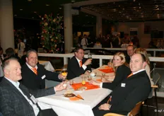 Collega's van Veiling ZON, Hans Bek van Citrusworld en Ton Janssen proosten op de goede party.