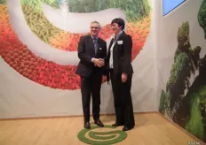 Rita Demaré, voorzitter van de Roeselaarse REO Veiling geeft Kris Peeters een hand