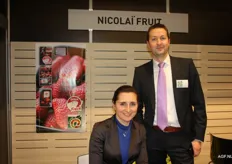 Nicolai Fruit: Johan de Gendt staat naast zijn nieuwe collega Ine Jacobs. Nicolai Fruit introduceerde kortgeleden het nieuwe Marokkaanse aardbeienmerk Dira Fresh.