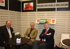 Een gezellig onderonsje bij FMB. C. Vercammen (links) en Ervé Jooken (rechts) praten met een Oostenrijkse klant (midden)
