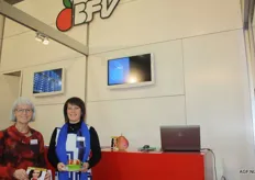 Gisèle en Betty van de Belgische Fruitveiling gaan graag op de foto met het nieuwe appelras Joly Red