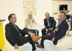Rechts Achiel de Witte (Groep A. de Witte) en William Willems (Central Fruit) in gesprek met firma Krijgsman van J&M Produce