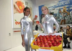 De promotiemeisjes van het appelmerk Evelina. D&G Fruit is verdeler van Evelina in de Benelux en Engeland
