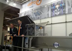 John de Groot en Frank Verschuren bij de nieuwe machnetische uienschiller van Dofra Foodtec