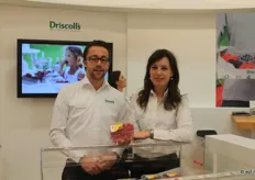 Stefan Spanjaard en Marieke Appel van Driscoll's met de nieuwe frambozenverpakking. Het product is door de eenlaagsverpakking beter zichtbaar en ook logistiek gezien duurzamer.