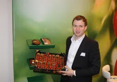 Ron van der Lugt met een doos Honingtomaten. Je kon ze proeven met wodka voor de ultieme smaakbeleving