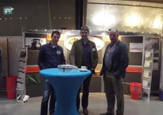 Ton van de Meeberg en Bauke Lettinga van Ten Brinke met een van de prijswinnaars van de uienwedstrijd Herman Schlepers.