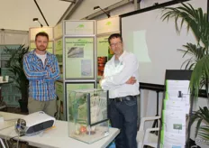 Maarten de Korte en Jaap van der Slik van De Groene Vlieg, met op de voorgrond de steriele insecten techniek tegen uienvliegen