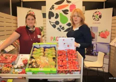 De dames van Pacbelimex, import en exportbedrijf. Valérie Braems en Anna Bachelet. Dit keer presenteerden ze de aardbeien niet in punnets, maar los in doosjes (zie links). Zo kunnen consumenten ook grotere hoeveelheden tegelijk kopen