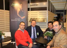 Rudi Callens van Dauchy (tweede van links) druk in gesprek met zijn klanten