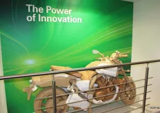 International Paper Company had dit jaar een innvatieve fiets van karton en papier bij de stand staan . Deze kreeg veel bekijks