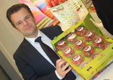 "Jan Engelen van Veiling Hoogstraten toont trots de nieuwe aardbeien-snack-verpakking, ofwel de aardbeienshaker. Ook de kiwibessen worden op dezelfde manier verpakt. "We onderscheiden onze producten door telkens weer innovatief te zijn op het gebied van verpakkingen", aldus Jan."