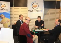 Peter van Steenkiste van Warnez (tweede van rechts) in gesprek met klanten