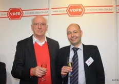 Van Dijk Foods proost op een goede toekomst. Nederlander Dik Kragt (links) heeft al bijna 50 jaar ervaring in de AGF-sector. Nick Blomme, geeft aan veel van Dik te leren