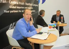 Cédric Lejeune, de nieuwe bananenspecialist van Starfruit, geheel rechts Erwin Callebaut van Starfruit