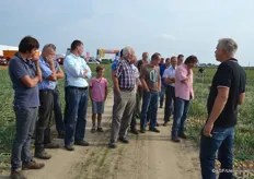 Wim Menu van de Groot en Slot legt uit hoe je uien vroeger kunt oogsten
