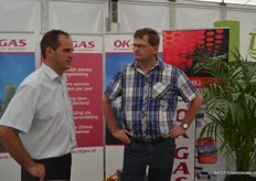 Erik Bullee van OK Gas in gesprek met bezoeker Henk de Bruijne