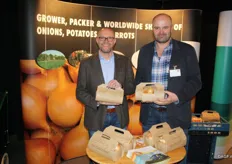 Willy Becker en Piet van Liere tonen de nieuwe uienverpakking
