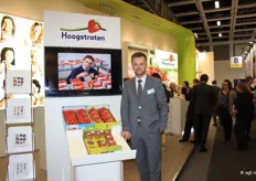 Jan Engelen van Veiling Hoogstraten bij de aardbeien, het grootste product van de veiling. De blauwe doos links is de nieuwste verpakking, speciaal voor de vollegrondsaardbeien.