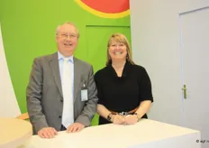 Zoals altijd lachend: Thierry Nuttin (directeur Europees Centrum voor fruit en groenten te Brussel) samen met Marion van Cauteren (assistent manager)