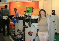 Sophie Tahir van GreenWatt voor de machine. Het bedrijf GreenWatt is gespecialiseerd in het ontwerpen, bouwen en opstarten van biogasinstallaties uit groenten- en fruitafval