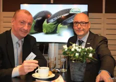 Maarten de Moor en Jos van Dessel wilden nog even samen op de foto voor het scherm met de promotie van Flandria. Wordt dit het jaar van de aubergine?