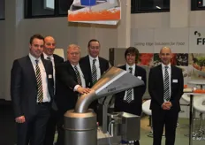 Het team van FAM met de nieuwe centrifugale snijmachine met hoogwaardige afwerking.