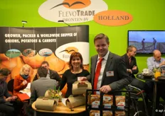 De nieuwe uienverpakking van Flevo Trade trok genoeg bekijks, hier met Tosia Bielicka en Ronald Velthuis