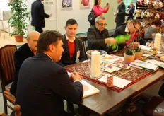 Adriaan Jansen van Jansen-Dongen aan tafel met bezoekers