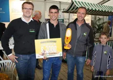De winnaar van de boerenbowling Niek de Feijter krijgt de prijs uit handen van Rinus Wisse en Jan van Strien