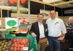 Stijn Germeys en Vincent Reniers van Boomkwekerij Carolus. In de stand stonden de nieuwste appel- en perenrassen waaronder de QTee, de roodgebloste peer.