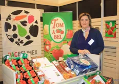 Valérie Braems van Pacbelimex bij haar producten. Pacbelimex heeft een nauwe samenwerking met Tomabel op het gebied van tomaten en aardbeien. Sinds vorig jaar zijn nieuwe dozen voor tomaten ontwikkeld met het merk van Tomabel en Pacblimex samen.