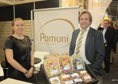 Zus en broer lachend bij de producten: Nele en Ben Muyshondt van Pomuni. Het bedrijf heeft weer veel nieuwe plannen voor 2015.