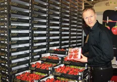 Nicolas Johansson van het Zweedse team van de Limburgse Tuinbouwveiling toont de speciale aardbeien-verpakking voor Valentijn.