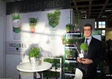 Steven Lauwers van Vegobel toont trots de Basilicum-boom, 1 van de nieuwe producten die het bedrijf tijdens de beurs presenteerde.