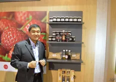 "Jaikeun Jacksonijn presenteert zijn granaatappelproducten: jam, azijn en sap. "De producten bestaan alleen uit granaatappel, we voegen geen stoffen toe. Het zijn gezonde producten voor een redelijke prijs."
