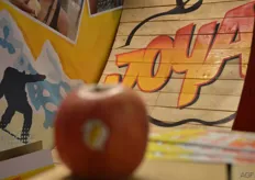Een uitgebreide marketingcampagne moet een appel net zo cool maken als energiedrankjes. Daarom wordt de Joya-appel gepromoot door sporters van stoere sporten als kitesurfen en snowboarden.