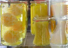 Deze sinaasappelen, citroen- en sinaasappelschillen worden geleverd aan grote bedrijven die de producten verwerken in bijvoorbeeld cake, brood en desserts.