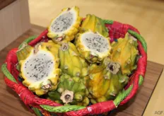 gele pitahaya, een bijzonder product om te zien en nog eetbaar ook