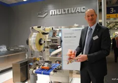 Hans Schalwijk van Multivac presenteert hier de nieuwe gunstig geprijsde etiketteergeneratie. Deze nieuwe generatie levert wel Multivac kwaliteit door gebruik te maken van de vroegere MR-etiketteertechniek.