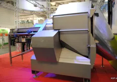 Dit is de nieuwste ontwikkeling centrifugeren. Het is een compacte machine en makkelijk te reinigen. Verder heeft het maar 1 lager met directe aandrijving, oftewel onderhoudsvriendelijk. En het is geschikt voor meerdere producten.