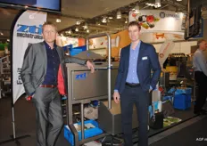 Hans Keijzer en Machiel Honig met de druivenontrosser. Deze is nog bekend van de Fruit Logistica Innovation Award 2014.