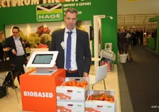 Aad van Dijk van The Greenery is trots op de biobased verpakkingsdoos, vervaardigd uit tomatenstengels