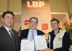 Jasper Karbaat en Anton Filippo van LBP krijgen hun certificaat van de cursus Spaans uitgereikt uit handen van Edwin Keur van Iber Lengua