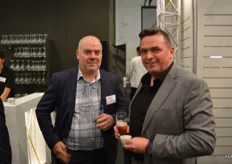 Een biertje tijdens het Flandria-feestje. Links Jos Jordens van Gemex en rechts Guy de Meyer van Demargro.